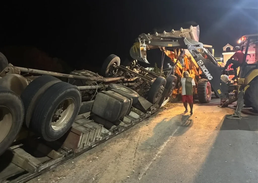 Passageiro é resgatado das ferragens após tombamento de caminhão em Logradouro, PB