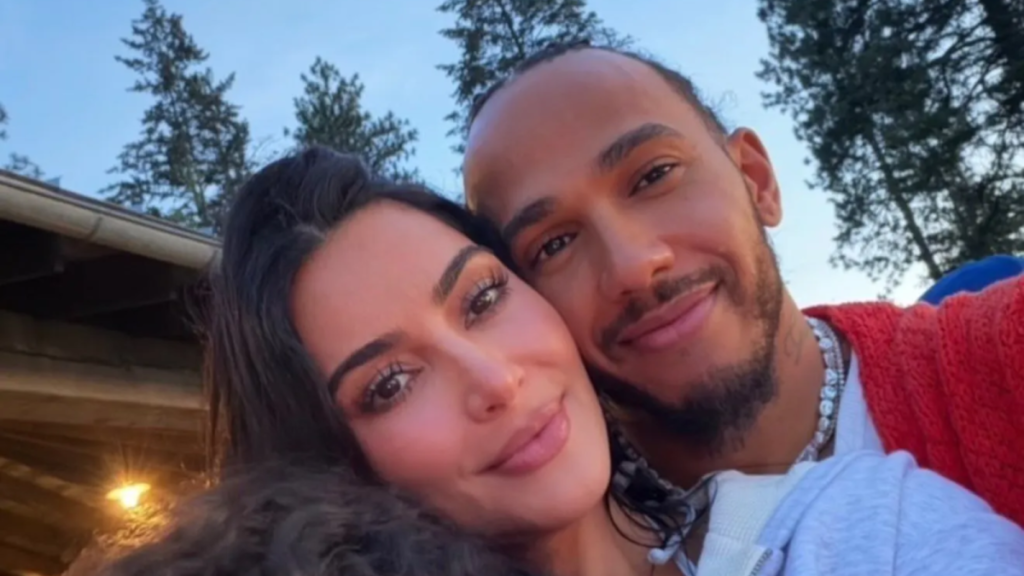 Presença de Kim Kardashian no GP de Singapura atrai olhares ao lado de Lewis Hamilton