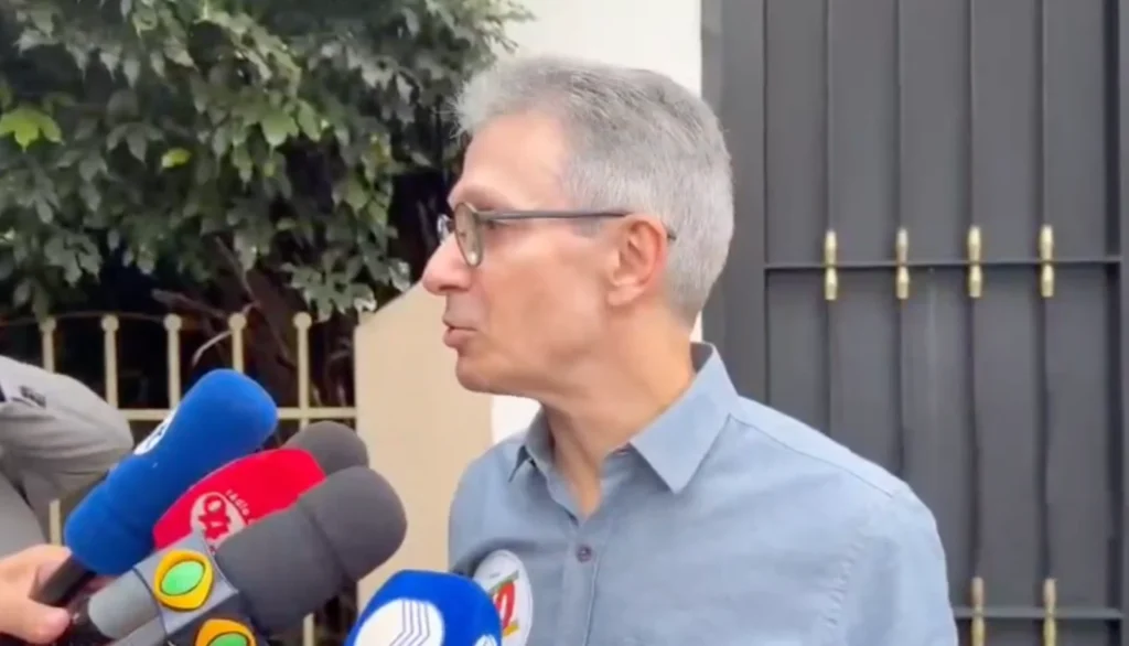 Romeu Zema critica ação do MPE após uso de celular na cabine de votação