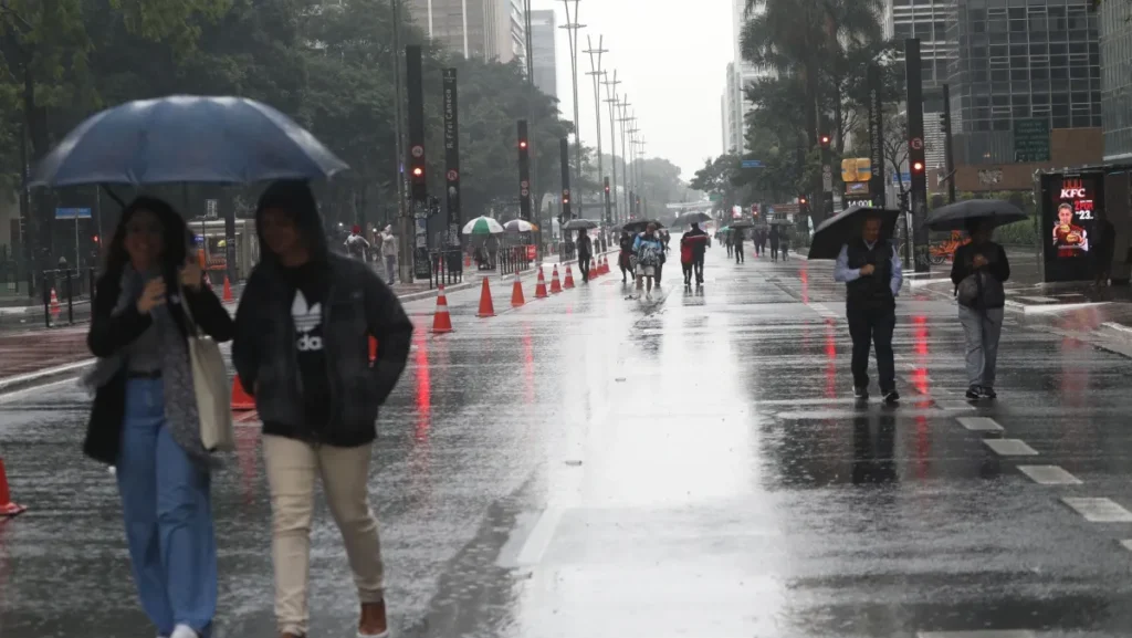 Sudeste enfrenta temporais e alerta de chuvas intensas nesta semana