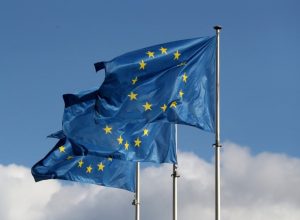 Bandeiras da União Europeia na sede da Comissão Europeia em Bruxelas 19/09/2019 REUTERS/Yves He...