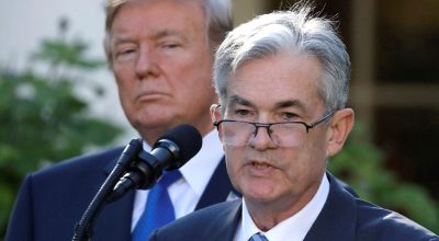 Presidente dos EUA, Donald Trump, observa o chair do Fed, Jerome Powell 02/11/2017 REUTERS/Carlos...