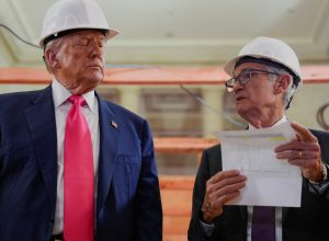 O presidente dos EUA, Donald Trump, observa o presidente do Federal Reserve, Jerome Powell, segur...