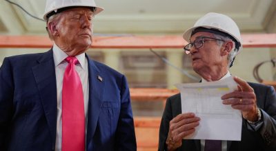 O presidente dos EUA, Donald Trump, observa o presidente do Federal Reserve, Jerome Powell, segur...