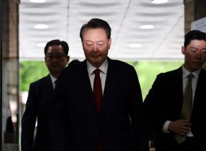 O ex-presidente sul-coreano Yoon Suk Yeol chega a um tribunal para participar de uma audiência d...