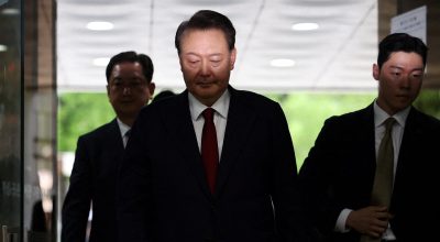 O ex-presidente sul-coreano Yoon Suk Yeol chega a um tribunal para participar de uma audiência d...