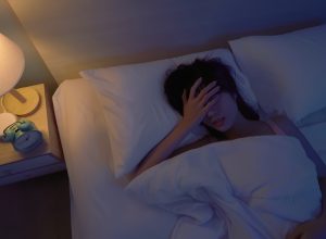 1 de 1 Foto de mulher sem sono, deitada com mão no rosto - Metrópoles - Foto: PonyWang/ Getty I...