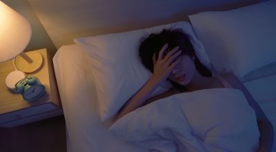 1 de 1 Foto de mulher sem sono, deitada com mão no rosto - Metrópoles - Foto: PonyWang/ Getty I...