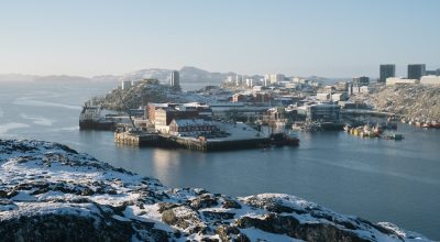 Casas coloridas e prédios residenciais com vista para o fiorde em Nuuk, na Groenlândia. Fotógr...