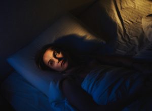 1 de 1 Mulher sem sono, deitada de olhos abertos - Metrópoles - Foto: Ekaterina Goncharova/ Gett...