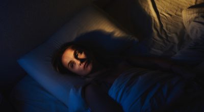 1 de 1 Mulher sem sono, deitada de olhos abertos - Metrópoles - Foto: Ekaterina Goncharova/ Gett...