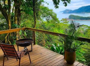 Cabana com vista para as duas praias é uma das opções dentre as belezas de Camburi e Camburizi...