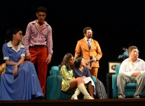 A Peso de Ouro retorna ao palco com crítica social e humor sobre ganância familiar