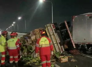 Acidente com Carreta provoca interdição total da Ponte Rio-Niterói no sentido Rio