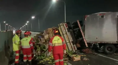Acidente com Carreta provoca interdição total da Ponte Rio-Niterói no sentido Rio