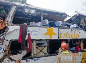 Acidente de ônibus em Petrópolis resulta em dez mortes, todas mulheres