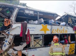 Acidente trágico com ônibus em Petrópolis resulta em dez mortes e Investigações sobre irregularidade