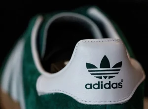 Adidas processa White Fox Boutique por design de roupas com listras semelhantes