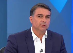Aliados destacam postura serena de Flávio Bolsonaro em sabatina, mas apontam falhas
