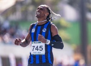 Alison dos Santos conquista ouro nos 400m com barreiras e estabelece recorde mundial em 2026