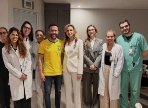 André Janones recebe alta hospitalar e faz comparações com Lula e Messi