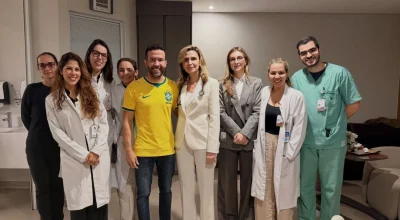 André Janones recebe alta hospitalar e faz comparações com Lula e Messi