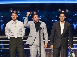 Anne Hathaway e Jonas Brothers recebem título de lendas da Disney na D23 em Anaheim