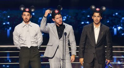 Anne Hathaway e Jonas Brothers recebem título de lendas da Disney na D23 em Anaheim