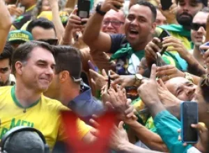 Ato de lançamento de Flávio Bolsonaro atrai 8,9 mil pessoas na Praia de Copacabana