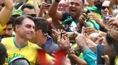 Ato de lançamento de Flávio Bolsonaro atrai 8,9 mil pessoas na Praia de Copacabana