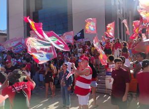 Ato em Vitória reúne centenas em apoio à reeleição de Lula