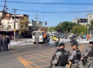 Bloqueios no Rio: manifestações em resposta a operação policial geram caos no trânsito