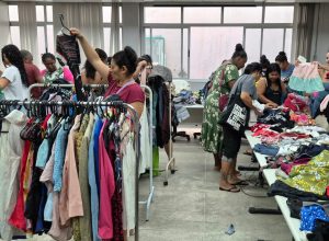 Cabide Solidário oferece roupas gratuitas em Vitória nesta quinta-feira