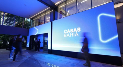 Casas Bahia enfrenta R$ 17 bi em dívidas e queda de 78% nas ações; futuro da BHIA3 em análise