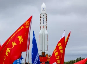 China inicia missão lunar para buscar água no polo sul da Lua neste domingo
