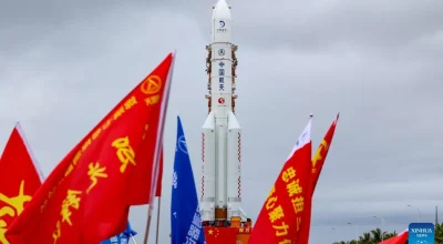China inicia missão lunar para buscar água no polo sul da Lua neste domingo