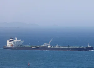 Conflito no Oriente Médio impulsiona brent em 4% e leva barril ao topo desde maio
