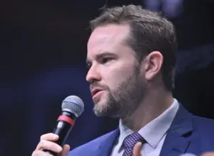 Dario Durigan defende ações do governo frente à crise do Banco de Brasília