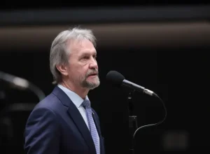 Deputado Pedro Uczai desmaia e é diagnosticado com AVC durante reunião na Câmara