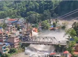 Deslizamento no Himalaia deixa 17 mortos e centenas de desaparecidos