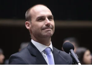 Eduardo Bolsonaro critica vacinação obrigatória e defende liberdade parental