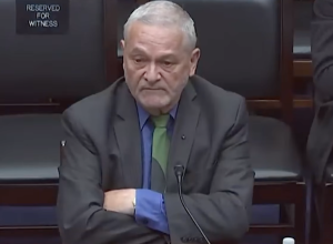 Ex-assessor de Fauci admite culpa por ocultar dados sobre a covid-19