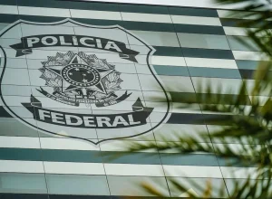 Ex-chefe da Polícia Civil é acusado de receber R$ 1,8 milhão de empresa sob investigação