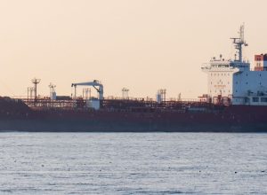 Explosão de petroleiro no estreito de Ormuz levanta preocupações sobre segurança marítima