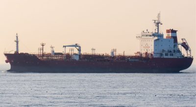 Explosão de petroleiro no estreito de Ormuz levanta preocupações sobre segurança marítima