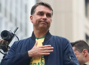 Flávio Bolsonaro busca ampliar apoio com discurso de 'voto da revolta'