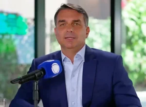 Flávio Bolsonaro comenta sobre possível ministério de Jair Bolsonaro em seu governo