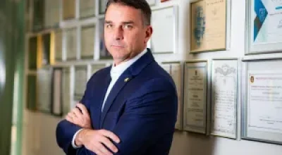 Flávio Bolsonaro critica aumento do etanol na gasolina e propõe debate