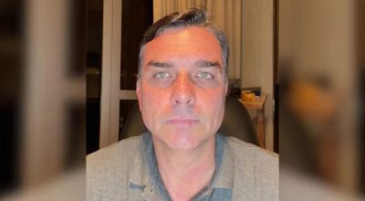 Flávio Bolsonaro diz que decidiu sair do Brasil após conversa com o pai