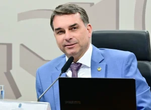 Flávio Bolsonaro enfrenta impasse ao tentar registrar candidatura à Presidência